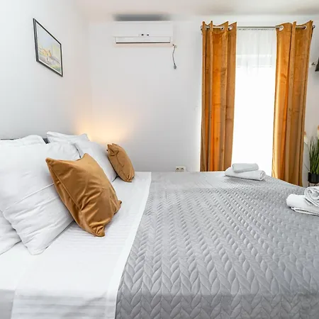 Apartman Kozina 3 *